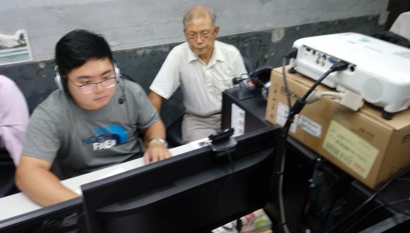 四句聯達人-趙松吉耆老 登台次數難以計算，錄音倒是第一次，也是老神在在