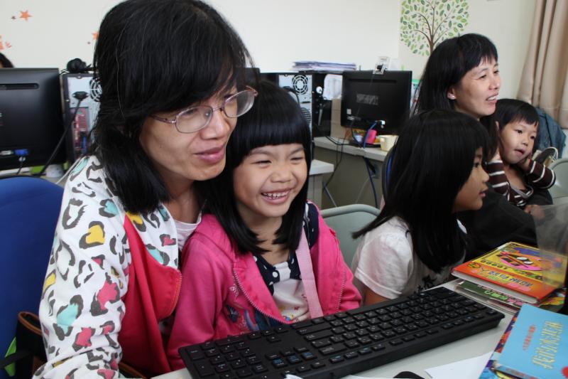 親子一起完成作品