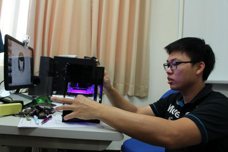 老師示範雷雕機安裝及輸出