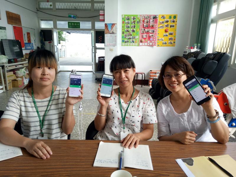 學員開心秀出他們的手機畫面拍照