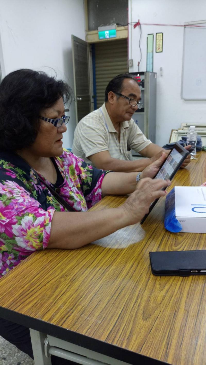 學員認真觀看數位健康影片學習