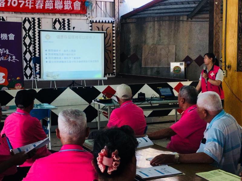 林蕓孜醫務佐理員仔細講解健康存摺如何操作