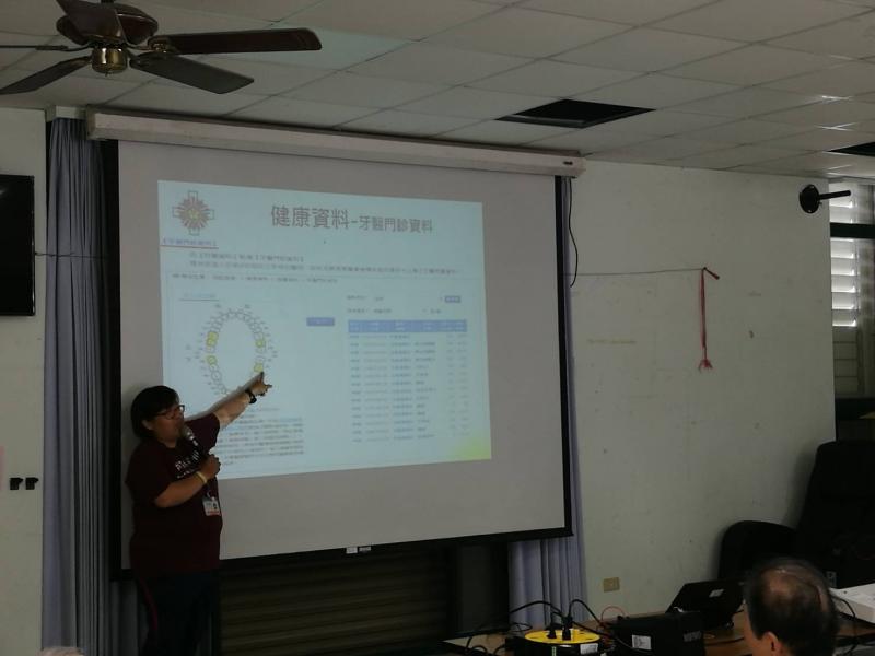 講師仔細介紹健康存摺中能看到什麼資料，讓長輩們能更加了解健康存摺的功能