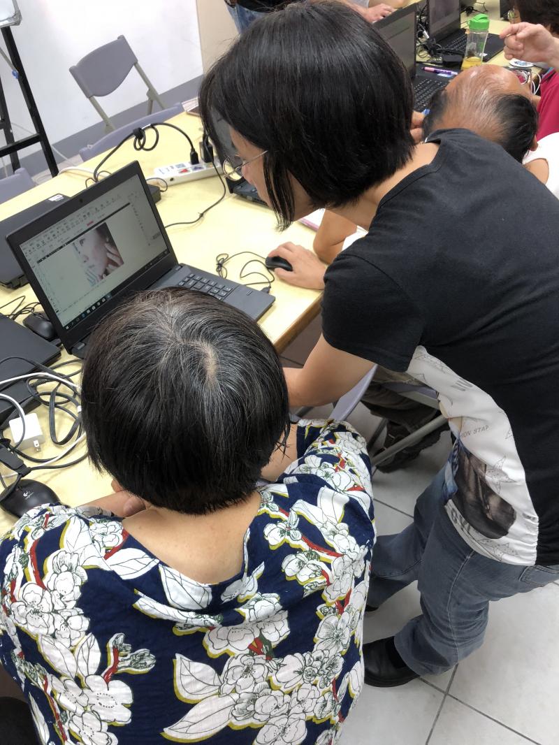 老師指導學員解決問題