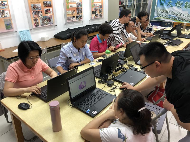 同學正在認真聽著老師上課中