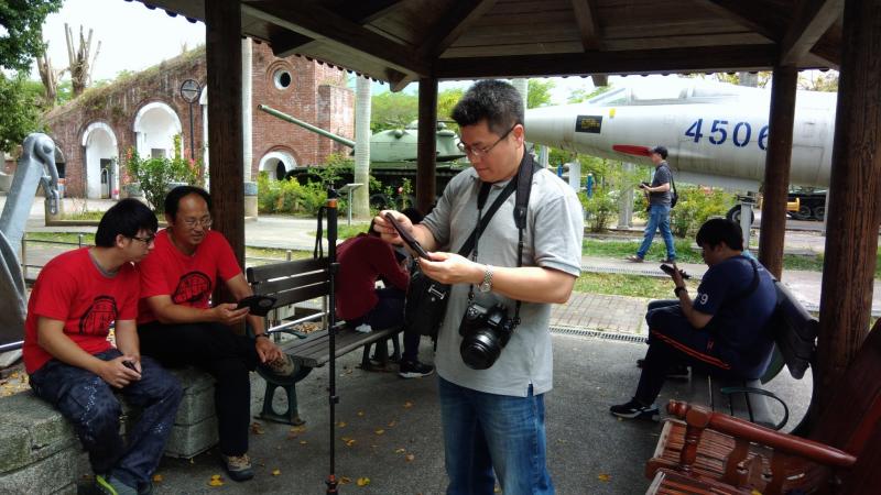 講師帶領學員使用臉書