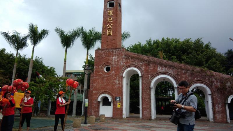 講師帶領學員到軍史公園練習拍攝