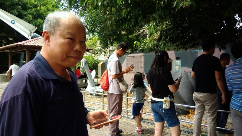 學員們拿著手機練習拍攝全景