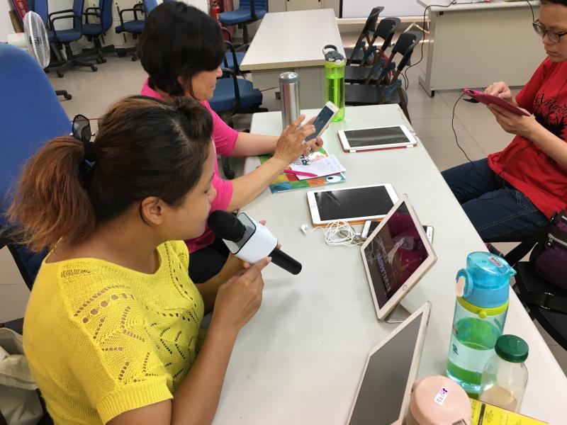 學員下載APP  K歌操作並進行演唱