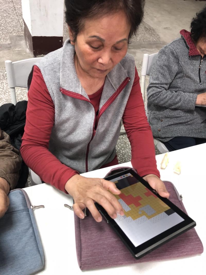 學員用平板創作繪圖