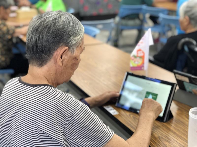 學員打開交友軟體app