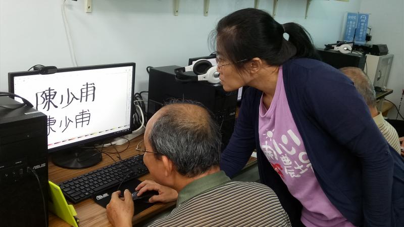 講師高秋華小姐與學員互動