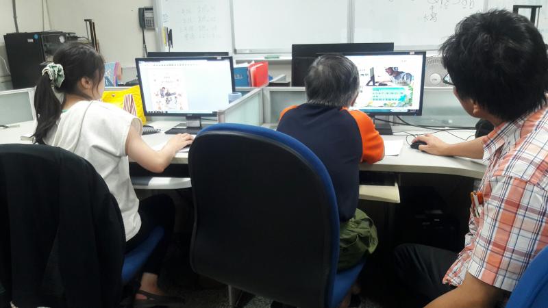 老師個別的指導學員操作