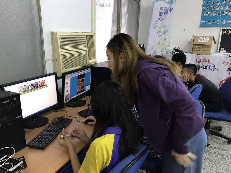 老師引導學生操作電腦