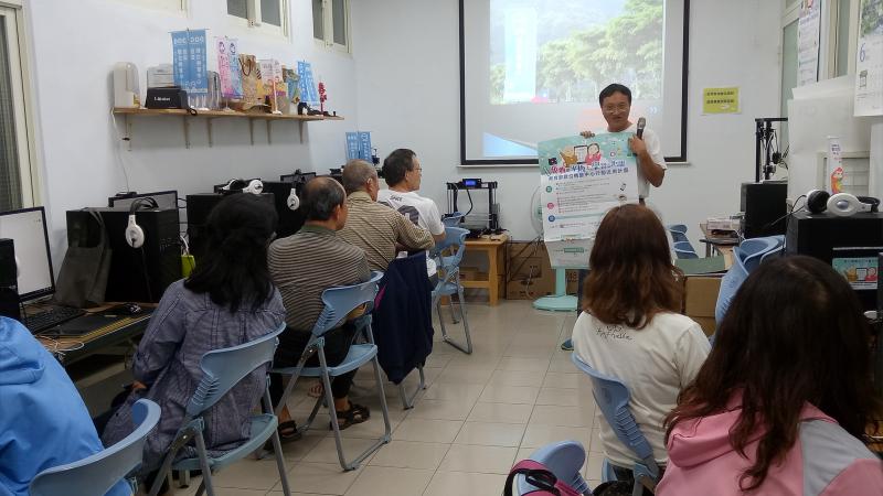 駐點人員於開課前介紹近用的平板借用計畫。