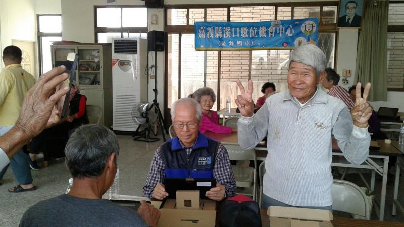 學員互相學習拍照