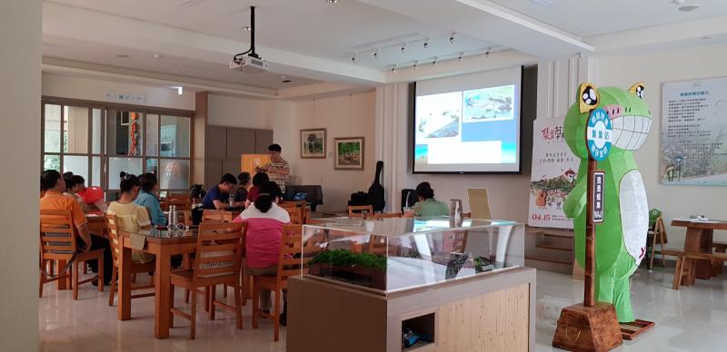 特有生物保育中心葉明峰先生講解濁水溪溪流生態及生態調查方法簡介與實務。