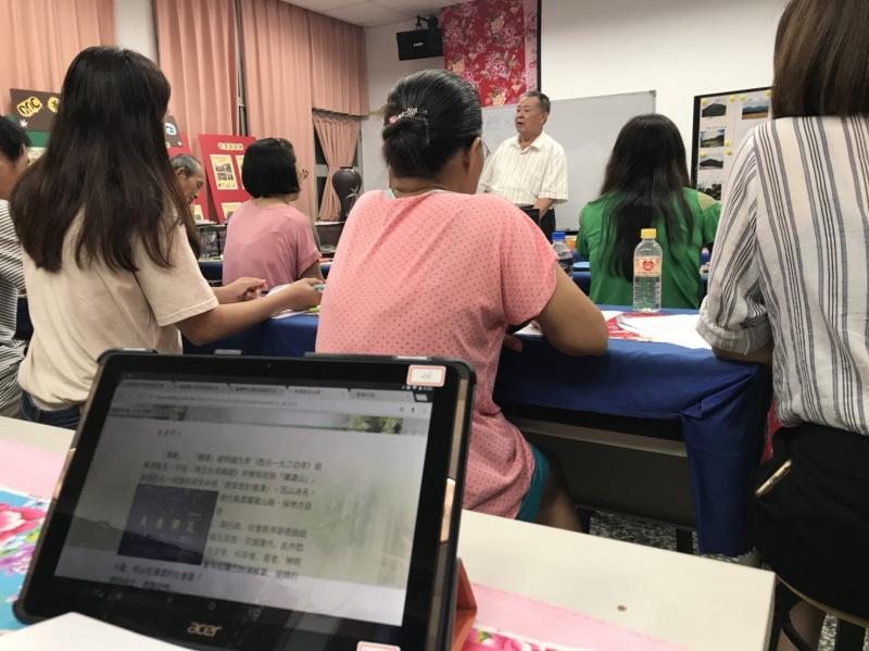 課程融入平板教學，搜尋網路美濃相關資料，解說風趣，更能引入入勝。