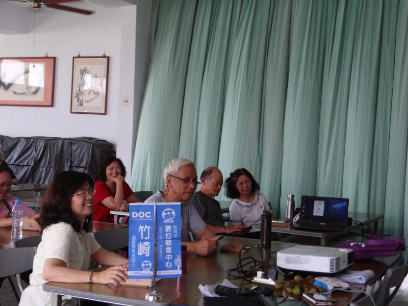 學員悉心聽講師授課中，如何使用導航來規劃出遊路線。