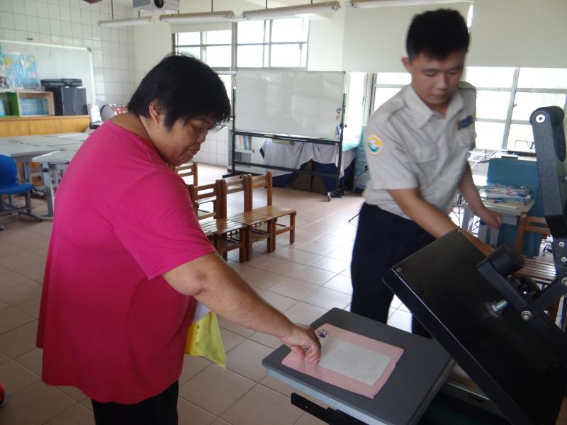 學員自己壓熱轉印機器，役男一旁協助