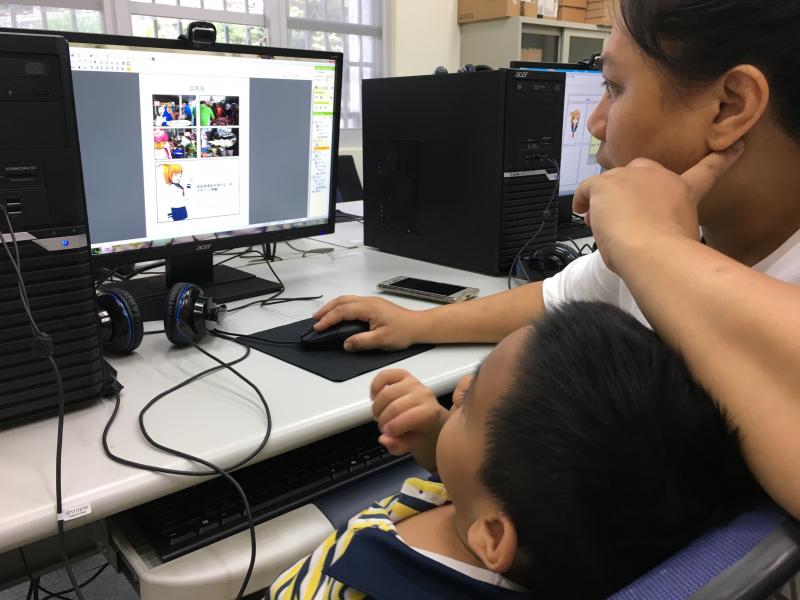 親子學互相討論作品設計。