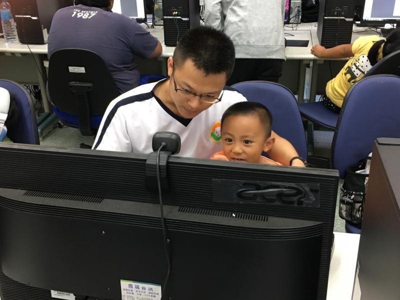 親子學員認真檢視自己的作品。