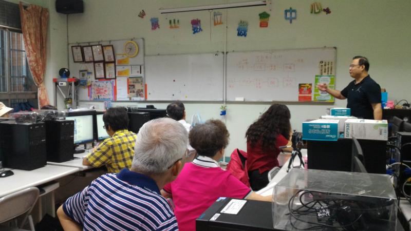 同學們正在專心聽老師講解如何剪輯影片