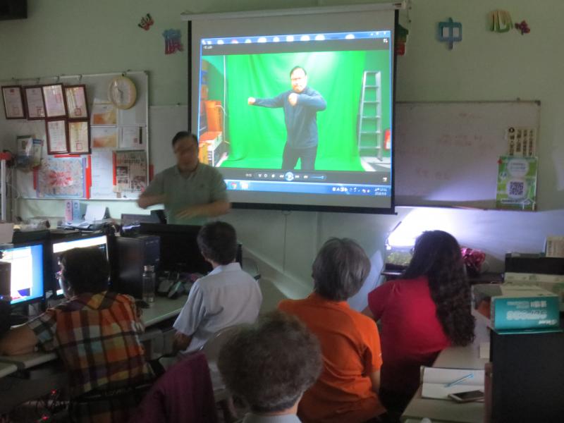 老師將影片用投影機的方式讓同學一起參考