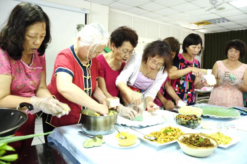料理講師陳小玲協助學員們，親手製作薑黃金三角飯糰。 
