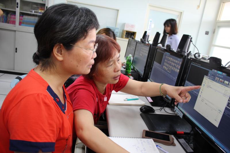 學員相互研究操作