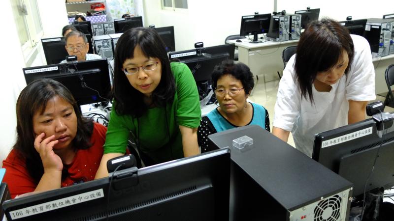 講師教學員使用剪輯軟體