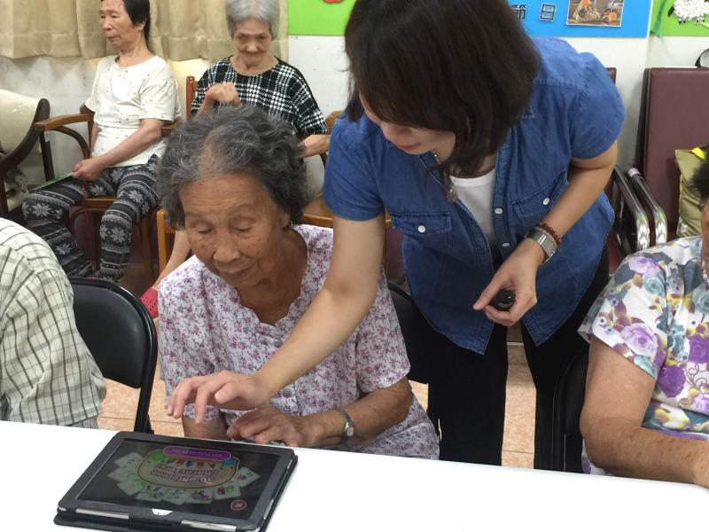 認真地學習如何使用手指頭去滑平板電腦