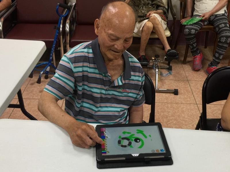 第一次接觸到平板電腦的爺爺奶奶們覺得新奇又有趣