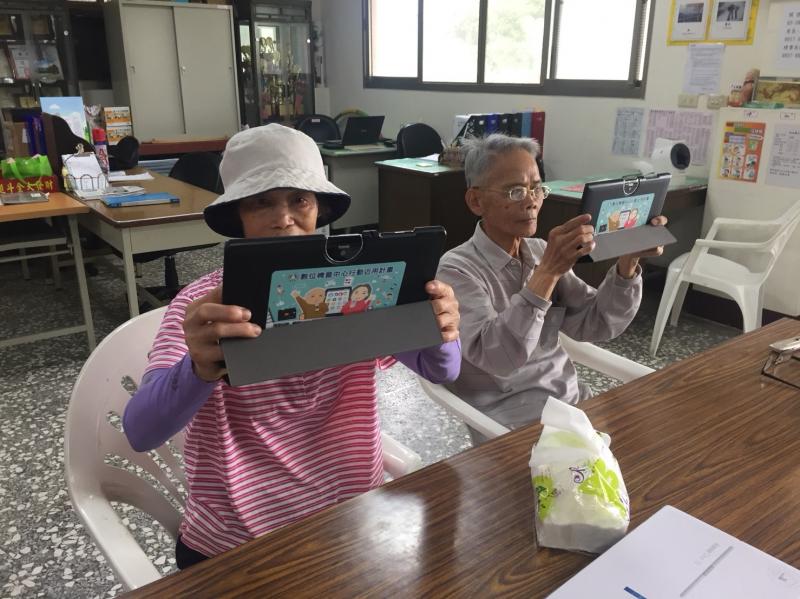 兩位學員將平板舉高拍攝