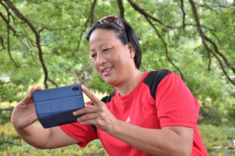 一位學員到戶外持手機拍攝