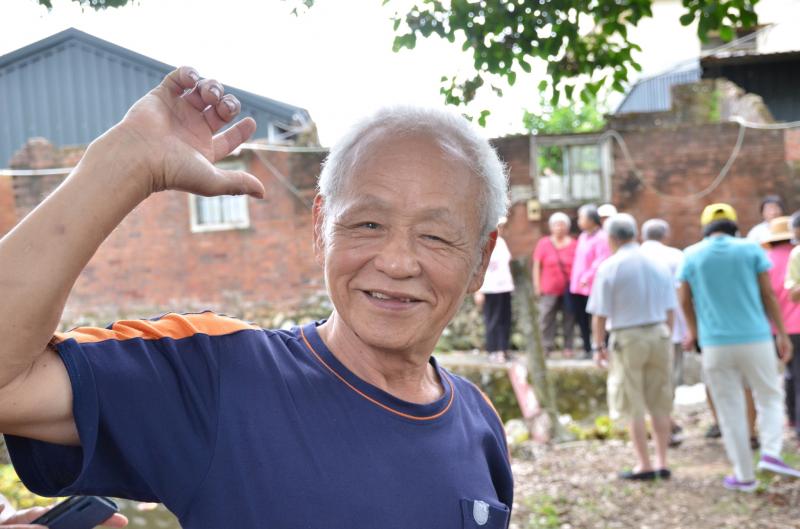 一位學員在戶外上課開心擺拍