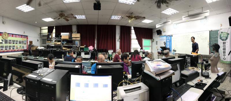 陳導演在講台白板講授全景照