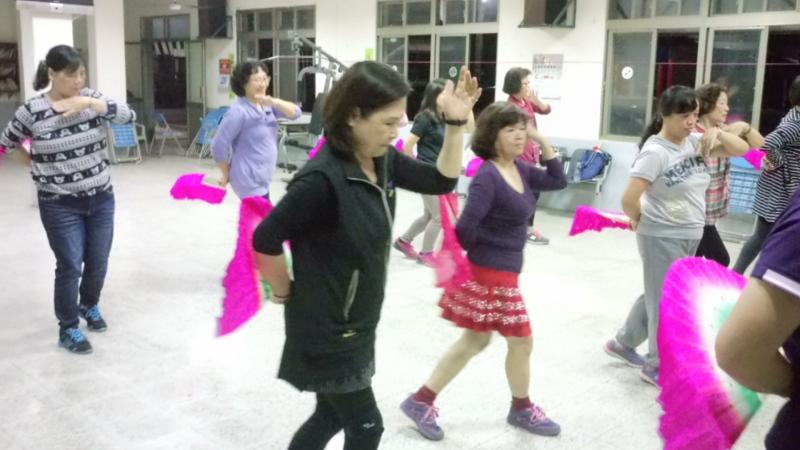 la la land舞蹈基礎教學,學員們賣力的表演