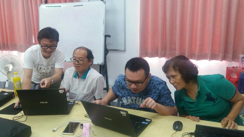 老師指導學員操作電腦