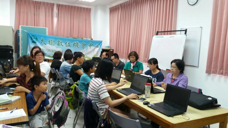 同學正在認真聽著老師上課中