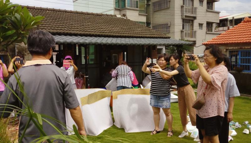 學員們於藺草工坊拍攝影片素材