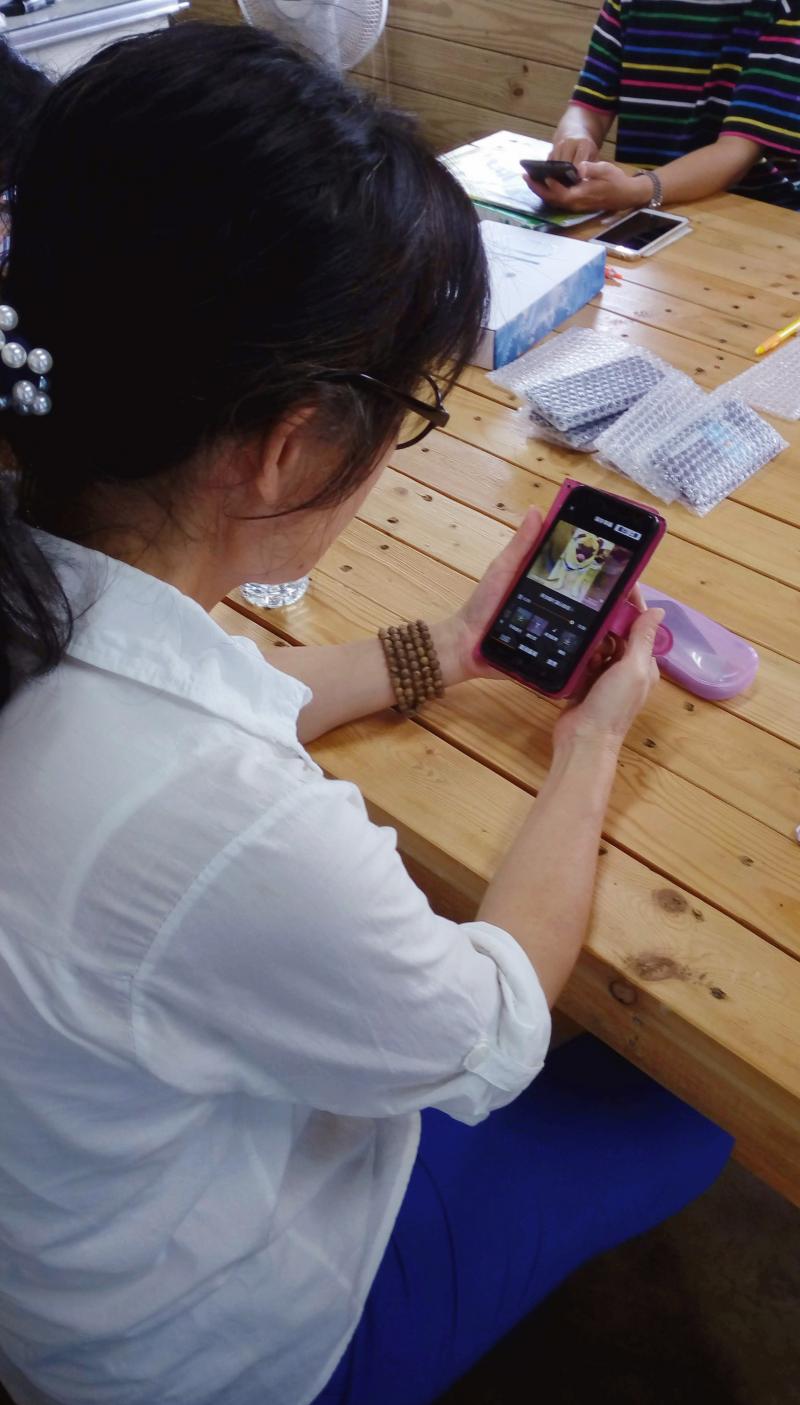 學員看著自己製作好的影片成果