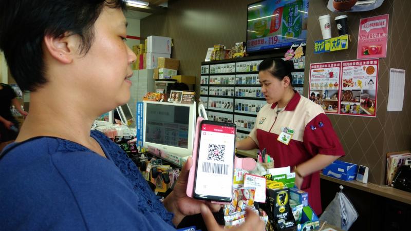 行動支付是近年來政府與銀行努力推動的重大業務方向,開辦了一堂[行動支付Shopping Go]的課程。