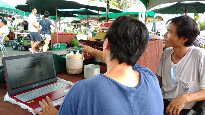 平板商品攝影與一頁式網站APP課程，講師使用筆記型電腦操作給學員看