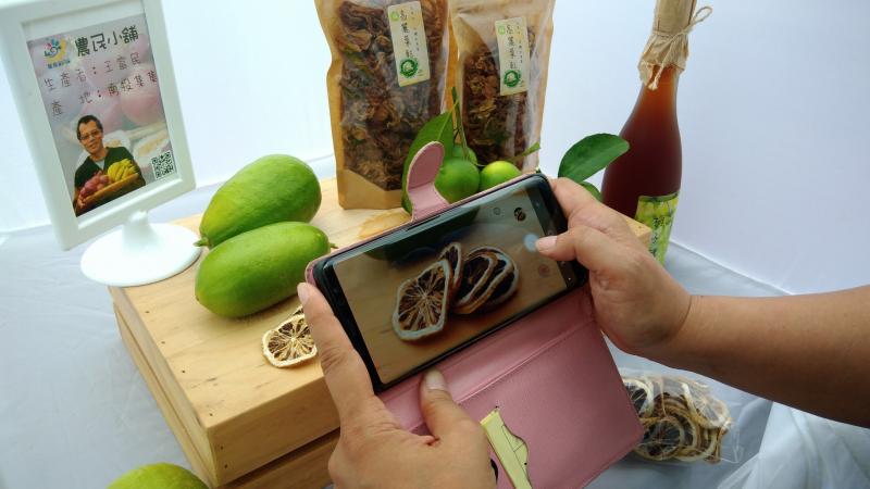 平板商品攝影與一頁式網站APP課程，講師教學員使用手機拍攝商品與修圖