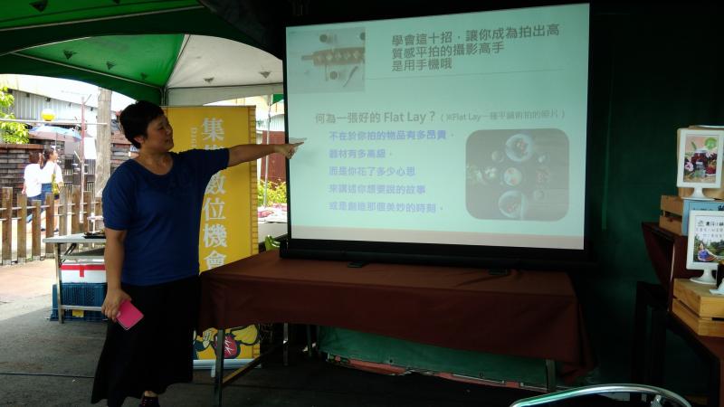 平板商品攝影與一頁式網站APP課程，講師正在認真上課