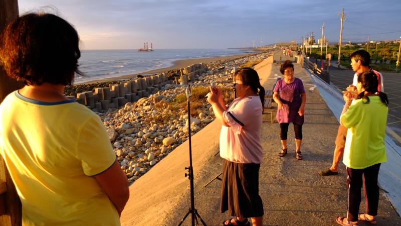 學員在新埔海提拍攝通霄夕陽