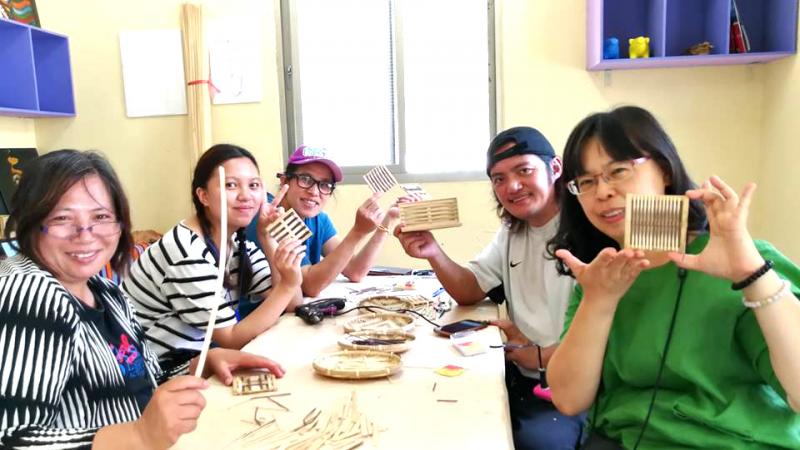 線上Facebook直播竹編工藝師雨文的工作室，分享DIY教學，號召有興趣的民眾前來五峰輕旅行、享受手作好時光。 