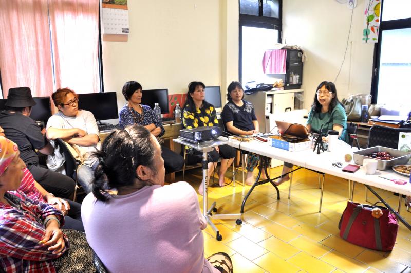 直播還是需要先設定好主題、腳本與場景的，學員齊聚為直播內容發想。