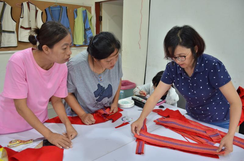 黃秀英校長教導馬武督織婦們編織